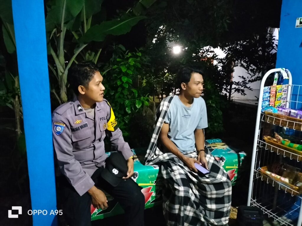 Bhabinkamtibmas Polsek Pagelaran Berperan Aktif dalam Patroli Malam Dialogis untuk Meningkatkan Keamanan di Desa Binaan selama Libur Lebaran Idul Fitri 1445 H 1 WhatsApp Image 2024 04 11 at 04.39.32