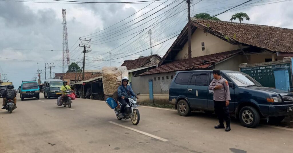 Polsek Bojong Polres Pandeglang Gelar Pengaturan Pagi di Pasar Bojong 9 WhatsApp Image 2024 04 21 at 10.17.46