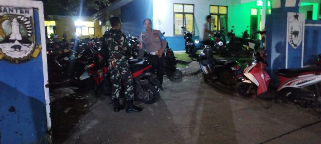 Patroli Bersama Polsek Bojong dan Koramil: Langkah Antisipasi Terhadap Kriminalitas 10 WhatsApp Image 2024 04 29 at 08.21.02