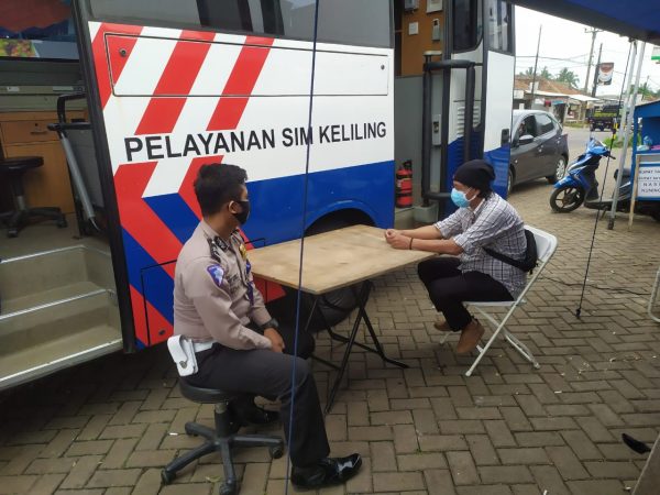 Satlantas Polres Pandeglang Berikan Pelayanan "SIM Keliling" di Pertigaan Mengger 2 IMG 20210715 WA0016