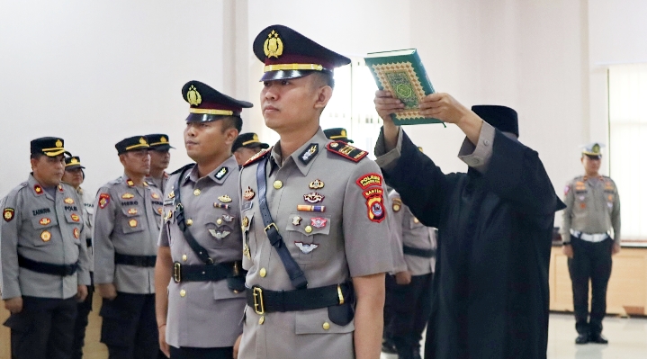 Kapolres Pandeglang Pimpin Upacara Serah Terima Jabatan Kasat Lantas Polres Pandeglang 1 IMG 20240503 092502