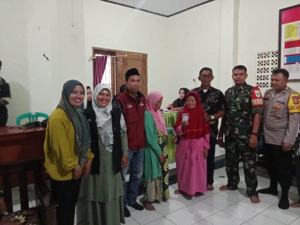 Bhabinkamtibmas Polsek Cadasari Memantau Distribusi Bantuan PKH untuk Memastikan Keadilan dan Transparansi 3 WhatsApp Image 2024 05 02 at 14.42.40