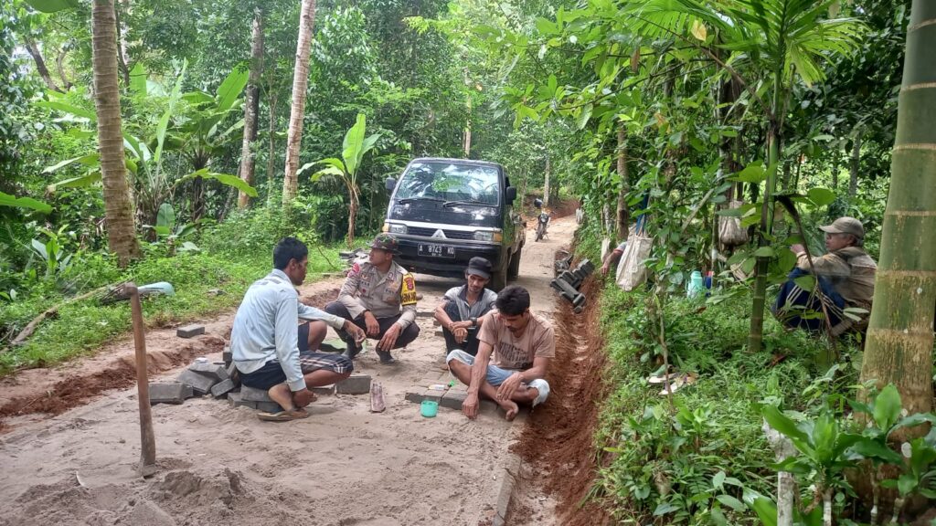 Dekatkan Diri dengan Masyarakat, Bhabinkamtibmas Polsek Carita Terus Lakukan Gotong Royong Bersama Warga 5 WhatsApp Image 2024 05 02 at 16.22.12