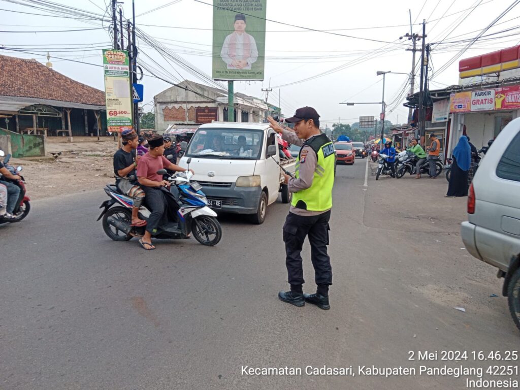 Polsek Cadasari Mengatur Lalu Lintas Demi Kelancaran dan Keselamatan Pengguna Jalan 6 WhatsApp Image 2024 05 02 at 18.22.55