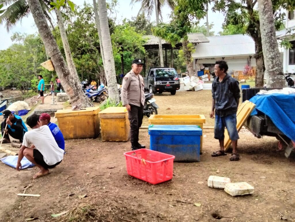 Polsek Cikeusik Lakukan Patroli Siang Untuk Ciptakan Situasi Kamtibmas yang Aman dan Kondusif 7 WhatsApp Image 2024 05 02 at 18.25.32