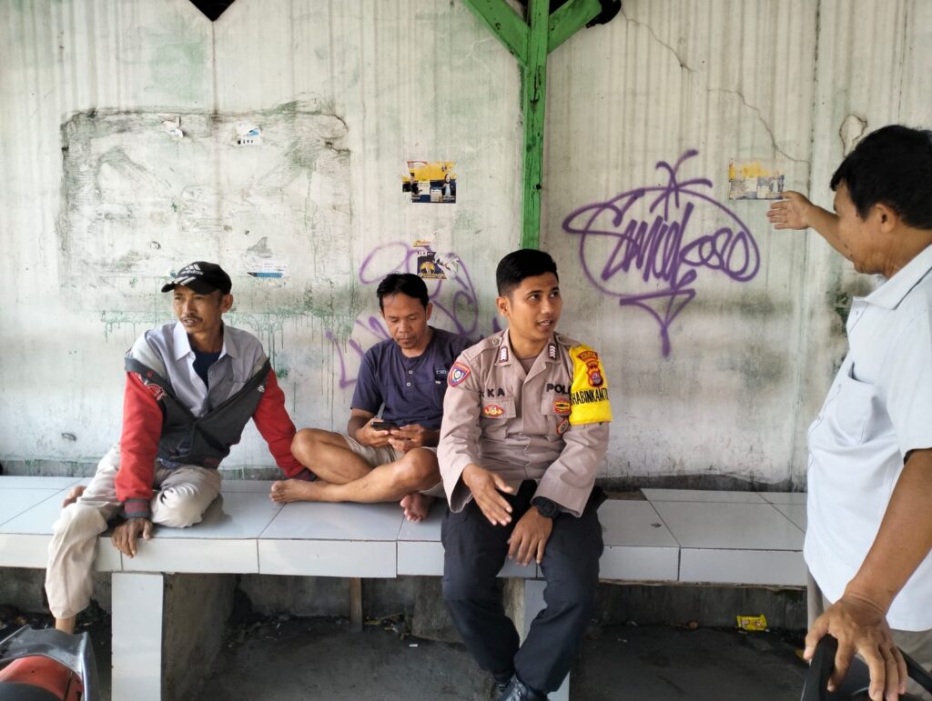 Bhabinkamtibmas Polsek Pandeglang Sambangi Ojeg Pangkalan Kp Ciekek Melati 8 WhatsApp Image 2024 05 02 at 19.31.13