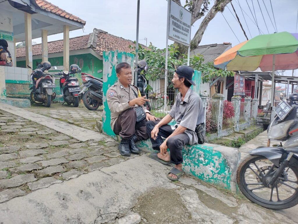 Bhabinkamtibmas Polsek Pandeglang Berikan Himbauan Kamtibmas kepada Warga 9 WhatsApp Image 2024 05 02 at 19.40.29