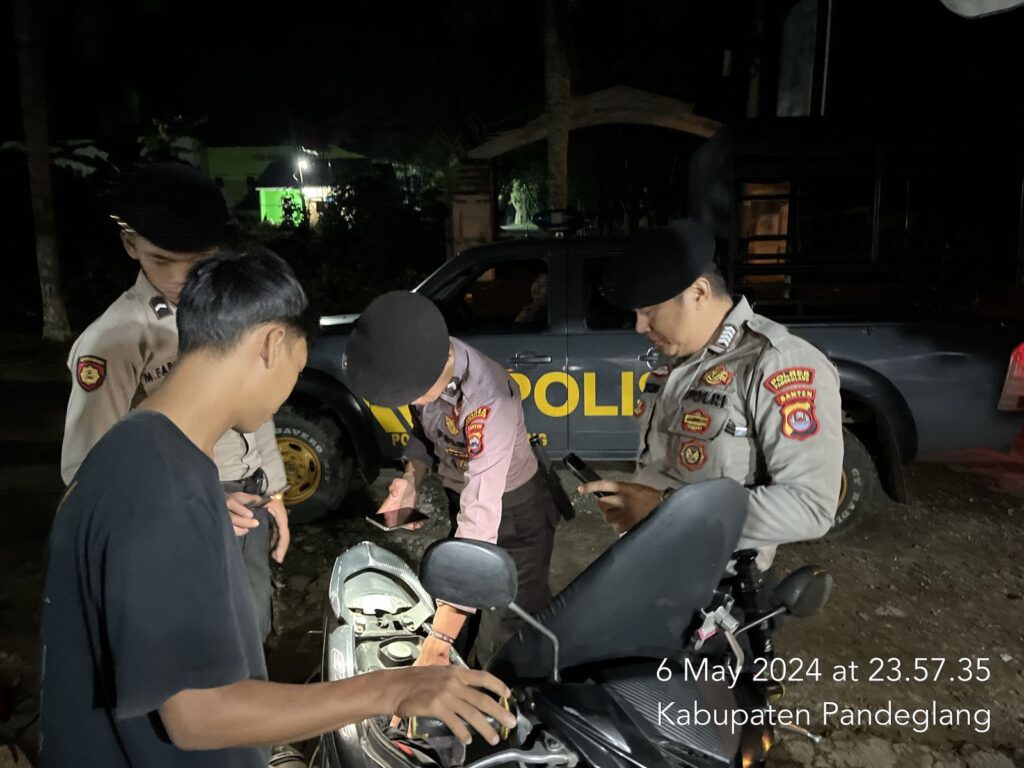 Samapta Polres Pandeglang Lakukan Patroli Malam untuk Ciptakan Situasi Kamtibmas Aman 4 WhatsApp Image 2024 05 07 at 05.29.03