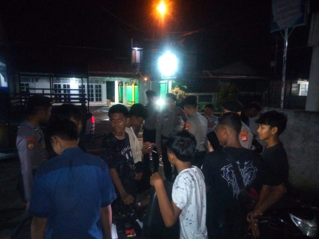 Patroli Malam Samapta Polres Pandeglang Imbau Remaja Nongkrong Tidak Terlibat dalam Kriminalitas 8 WhatsApp Image 2024 05 20 at 05.57.48