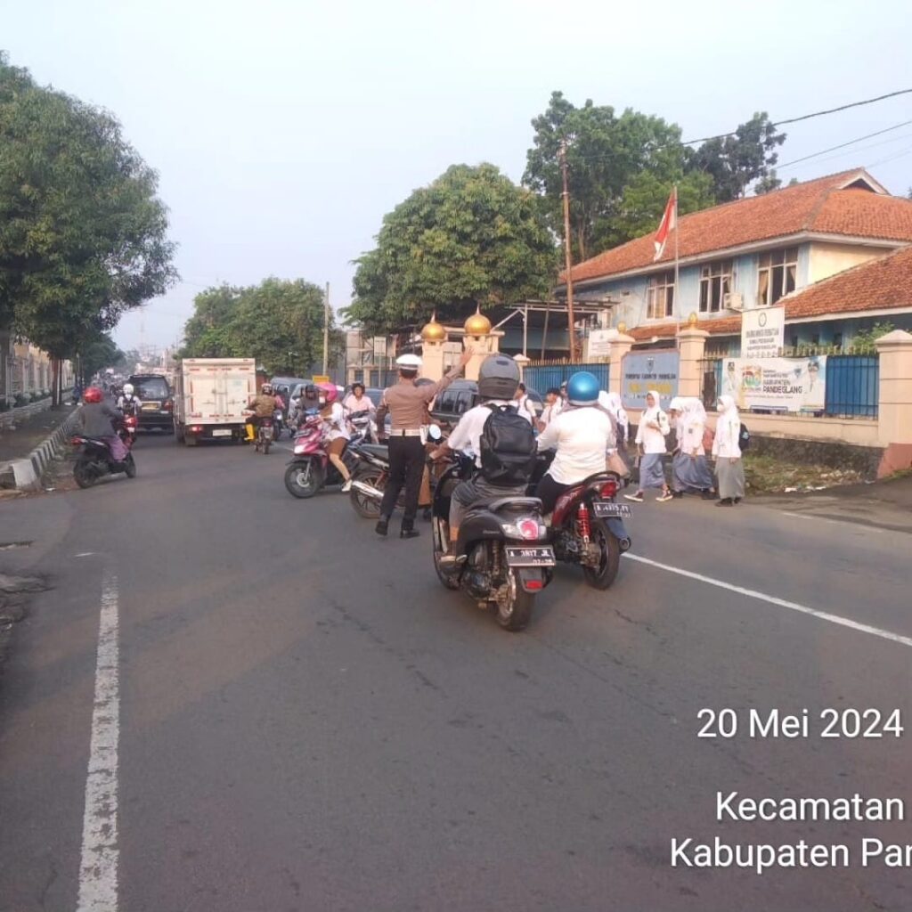 Polsek Pandeglang Rutin Lakukan Pengaturan Lalulintas untuk Ciptakan Kondisi Kamtibmas yang Aman 2 WhatsApp Image 2024 05 20 at 09.06.51