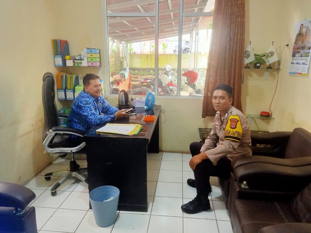 Bhabinkamtibmas Polsek Cadasari Lakukan Kunjungan Kerja ke Kantor Kelurahan 5 WhatsApp Image 2024 05 20 at 09.55.50