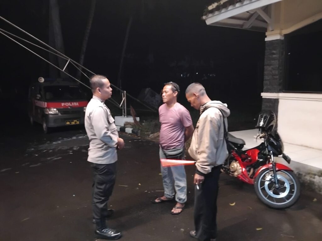 Polsek Cadasari Meningkatkan Keamanan dengan Kunjungan ke Penjaga Perumahan 1 WhatsApp Image 2024 05 20 at 15.08.53