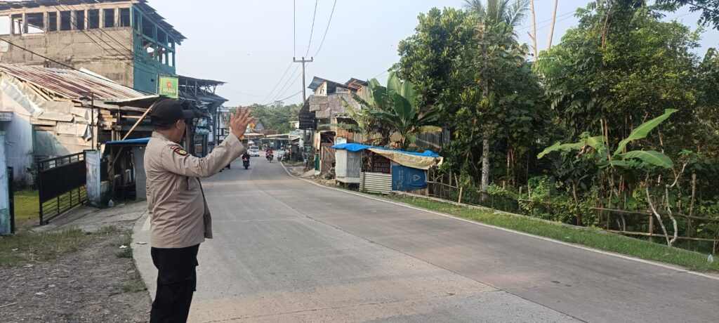 Personil Polsek Munjul Lakukan Pengaturan Lalulintas untuk Antisipasi Kemacetan dan Kecelakaan 4 WhatsApp Image 2024 05 20 at 22.31.07