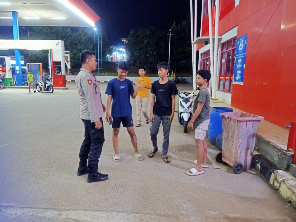 Polsek Cadasari Berikan Himbauan kepada Pemuda di Area Pom Bensin untuk Jaga Ketertiban Umum 6 WhatsApp Image 2024 05 20 at 23.22.24