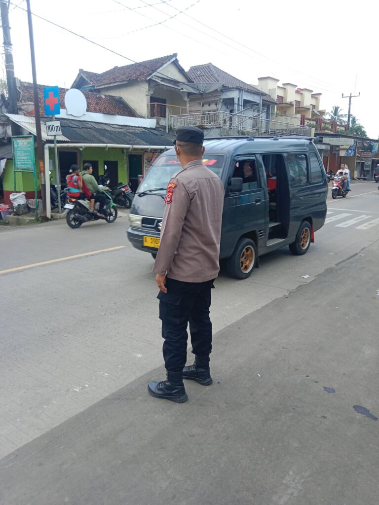 Polsek Bojong Polres Pandeglang Melaksanakan Pengaturan Lalu Lintas Pagi Hari di Jalan Raya Saketi-Munjul 4 WhatsApp Image 2024 05 21 at 07.59.15