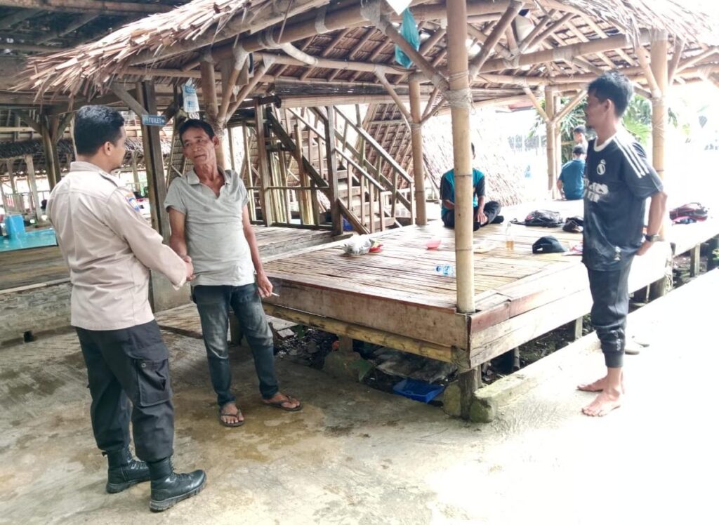 Polsek Cikedal Polres Pandeglang Tingkatkan Keamanan di Tempat Wisata Saung Bu Ende 7 WhatsApp Image 2024 05 21 at 13.25.44