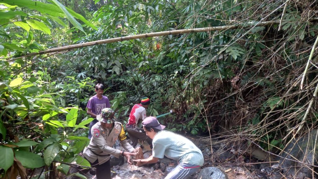 Bhabinkamtibmas Polsek Carita Bantu Pembangunan Jalan di Desa Cinoyong 4 WhatsApp Image 2024 05 21 at 13.30.28