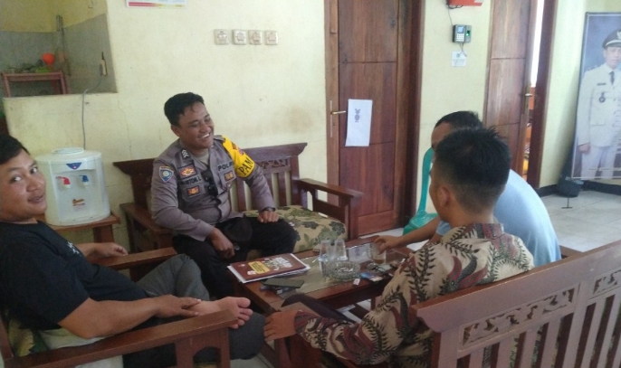 Bhabinkamtibmas Polsek Angsana Polres Pandeglang Sambangi Masyarakat Desa Padaherang dan Berikan Pesan Kamtibmas 2 WhatsApp Image 2024 05 21 at 15.42.19