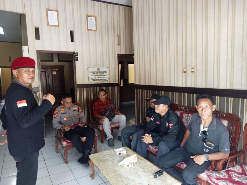 Kapolsek Carita Polres Pandeglang Terima Kunjungan Ormas di Mako Polsek 1 WhatsApp Image 2024 05 21 at 15.42.44