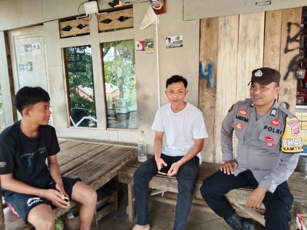 Bhabinkamtibmas Polsek Cimanggu Melaksanakan Sambang Silaturahmi ke Desa Binaan di Kp Padali, Desa Padasuka 4 WhatsApp Image 2024 05 22 at 21.23.18