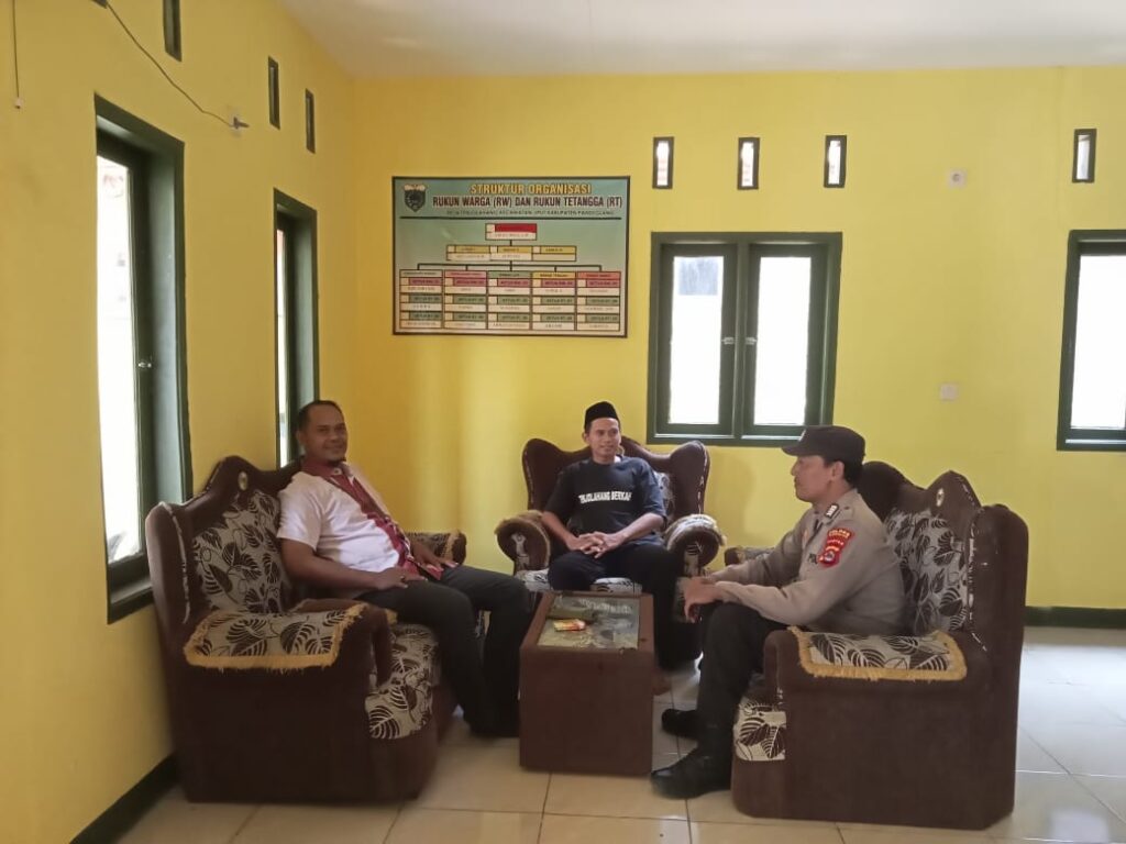 Polsek Jiput Rutin Gelar Sambang Desa untuk Meningkatkan Kesadaran Kamtibmas 9 WhatsApp Image 2024 05 22 at 21.47.21