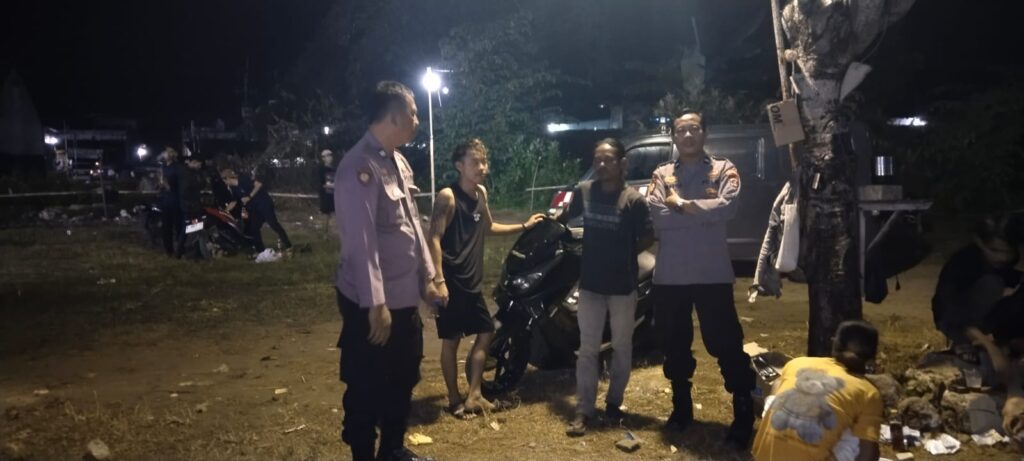 Polsek Labuan Gencar Lakukan Kegiatan Sambang Malam untuk Tingkatkan Kamtibmas 2 WhatsApp Image 2024 05 22 at 22.14.52
