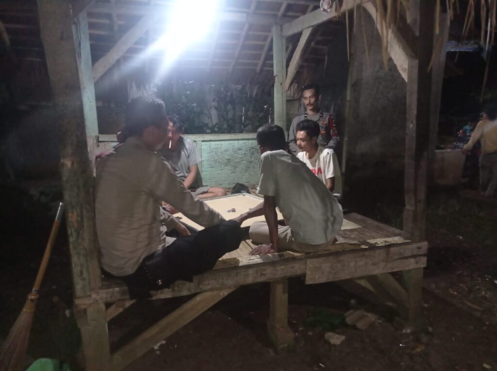 Polsek Cimanuk Polres Pandeglang Gelar Patroli Malam untuk Ciptakan Keamanan dan Ketertiban 7 WhatsApp Image 2024 05 22 at 23.43.47