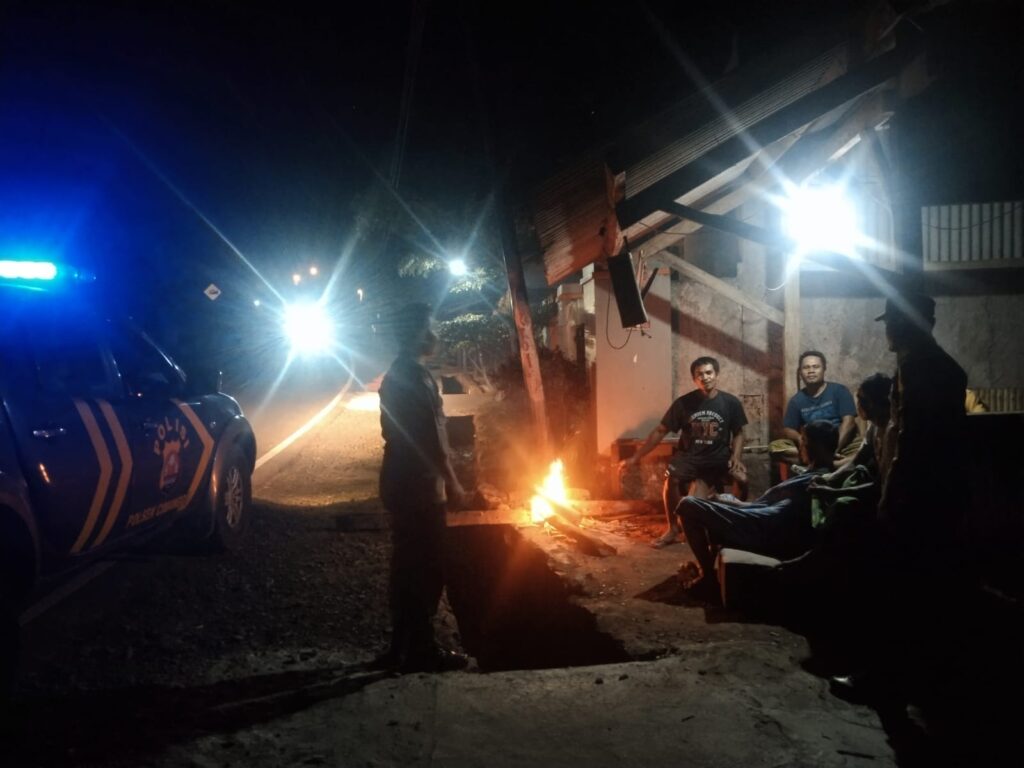 Polsek Cimanggu Antisipasi Pencurian Malam Hari dengan Patroli dan Cek Pos Ronda 8 WhatsApp Image 2024 05 23 at 00.15.28