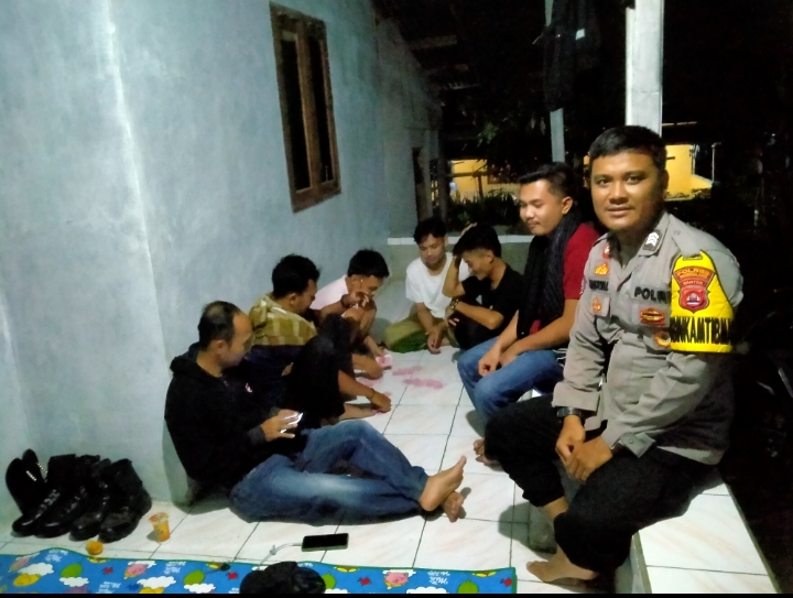 Ngopi bareng dengan Sekelompok Pemuda, Bhabinkamtibmas Polsek Angsana Polres Pandeglang Sisipkan Pesan Kamtibmas 7 WhatsApp Image 2024 05 23 at 21.13.50