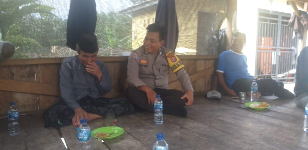 Perkuat Sinergi Kamtibmas, Bhabinkamtibmas Polsek Jiput Sambangi Tokoh Agama 8 WhatsApp Image 2024 05 23 at 21.15.00