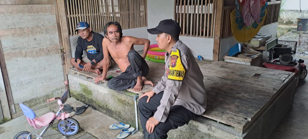 Bhabinkamtibmas Polsek Cikeusik Sambangi Tokoh Masyarakat di Kp. Cangkore Desa Rancaseneng 9 WhatsApp Image 2024 05 23 at 21.18.24