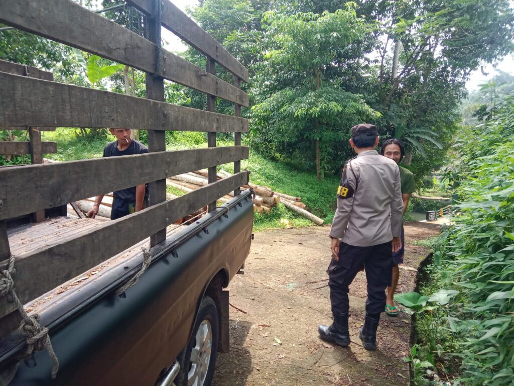 Jaga Kondusifitas Polsek Jiput Laksanakan Patroli KRYD Sampaikan Pesan Kamtibmas 10 WhatsApp Image 2024 05 23 at 21.21.26