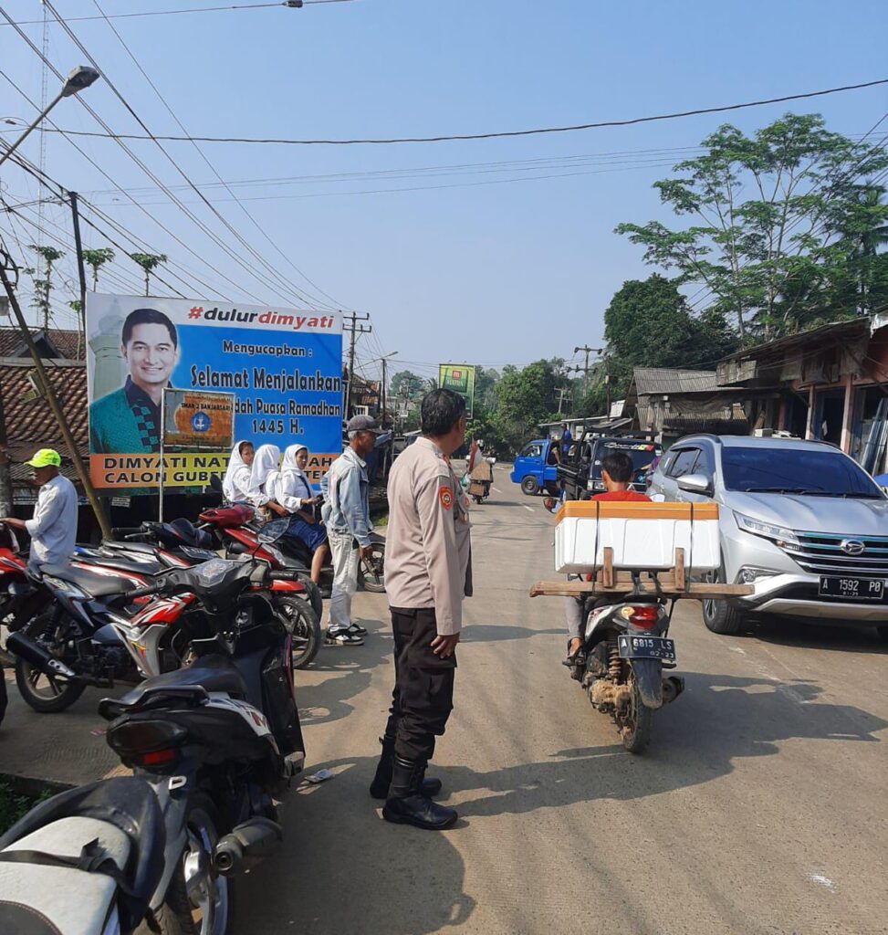 Kapolsek Bojong Turun Langsung di Persimpangan Pasar Bojong untuk Pengaturan Lalu Lintas 3 WhatsApp Image 2024 05 24 at 10.33.59
