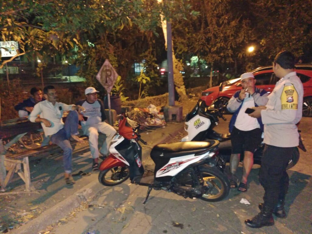 Patroli Malam Bhabinkamtibmas Polsek Carita Bripka Bambang di Desa Sukajadi 1 WhatsApp Image 2024 05 25 at 00.07.59