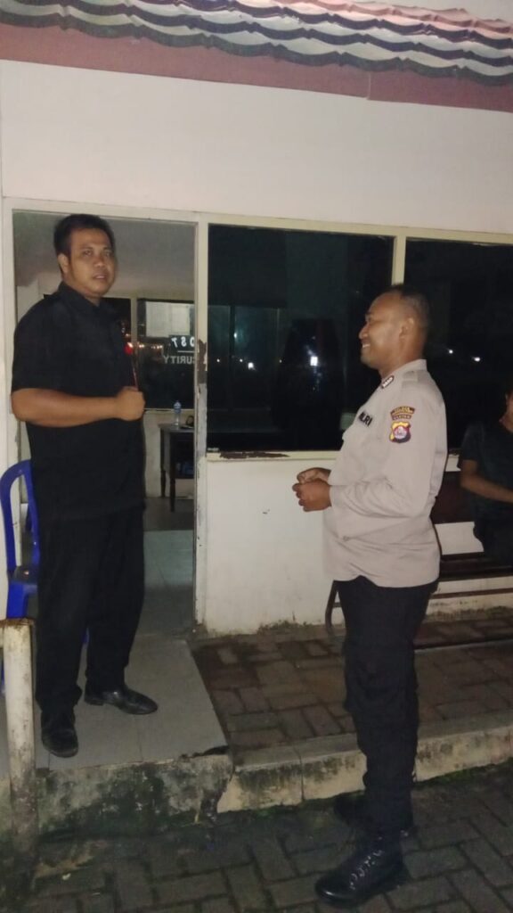 Anggota Polsek Carita Melakukan Patroli Malam ke Hotel dan Bertemu Security untuk Memberikan Himbauan 5 WhatsApp Image 2024 05 27 at 06.21.18