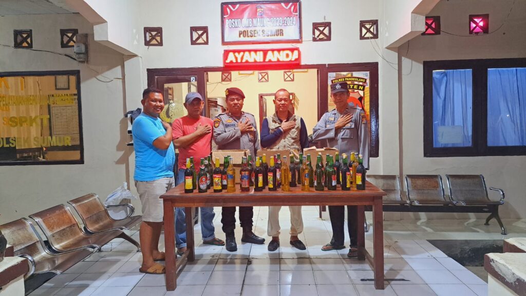 Polsek Sumur Gelar Operasi Pekat, Amankan 33 Botol Miras 8 WhatsApp Image 2024 05 27 at 08.26.43