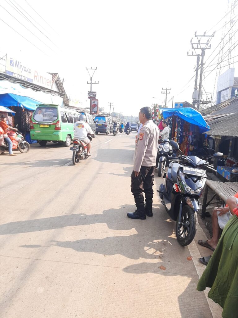 Personil Polsek Bojong Polres Pandeglang Gelar Pengaturan Lalu Lintas di Pasar Bojong 5 WhatsApp Image 2024 05 28 at 08.40.22