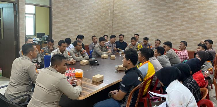 Personil Polsek Carita mengikuti kegiatan Rapat anev PPID di Polres Pandeglang 2 carita