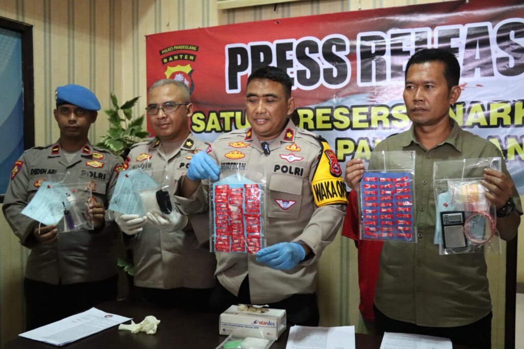 Polres Pandeglang Tangkap Dua Pengedar Narkoba Jenis Sabu-Sabu 5 WhatsApp Image 2024 06 05 at 13.44.18