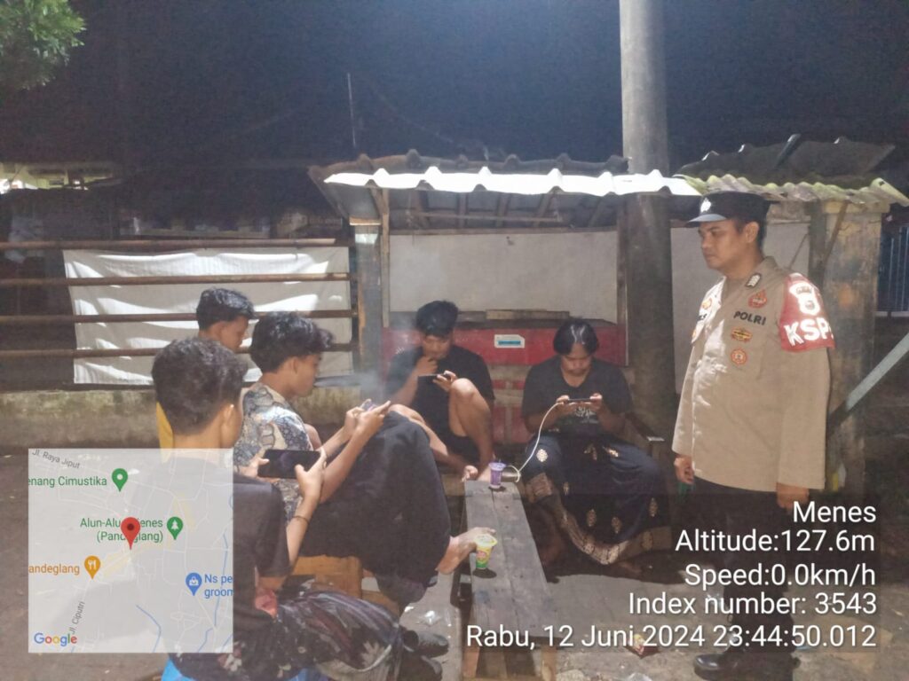 Polsek Menes Polres Pandeglang Gelar Patroli Malam, Temukan Pemuda Nongkrong Diduga Bermain Game Online 3 WhatsApp Image 2024 06 13 at 12.33.50