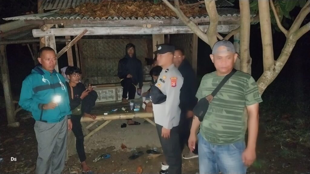 Polsek Sumur Laksanakan Patroli Malam untuk Memelihara Kamtibmas di Wilayah Hukum Polsek Sumur 10 WhatsApp Image 2024 06 16 at 13.23.54