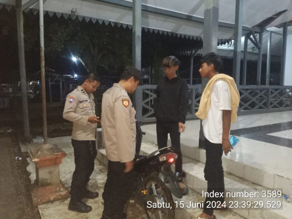 Polsek Menes Gelar Patroli Malam, Periksa Pemuda Nongkrong Larut Malam 9 WhatsApp Image 2024 06 16 at 19.02.31