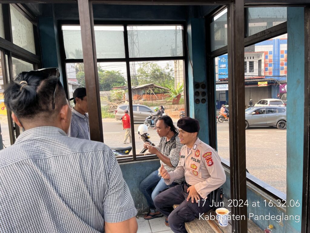 Cegah Aksi Premanisme di Terminal Kadubanen, Sat Samapta Polres Pandeglang Gelar Patroli Dialogis 8 WhatsApp Image 2024 06 17 at 18.51.25