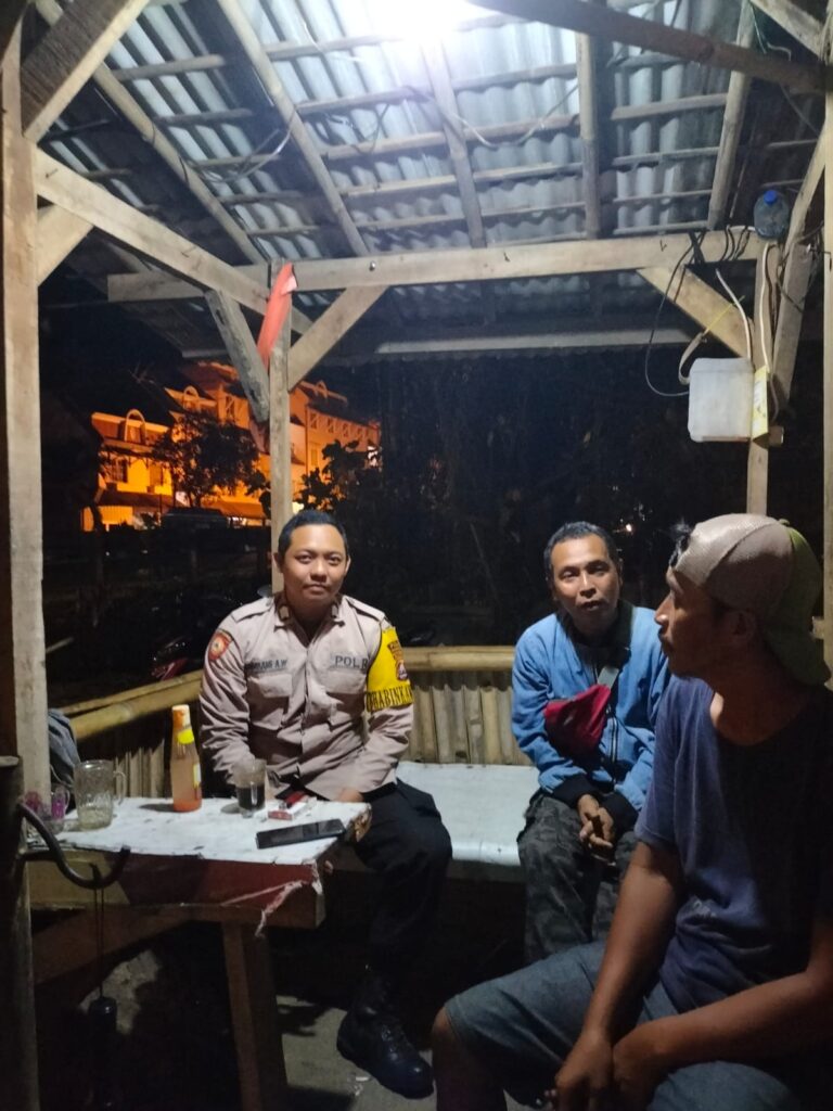 Polsek Carita Melaksanakan Patroli Malam dan Hampiri Warga di Pos Ronda 5 WhatsApp Image 2024 06 18 at 05.20.20