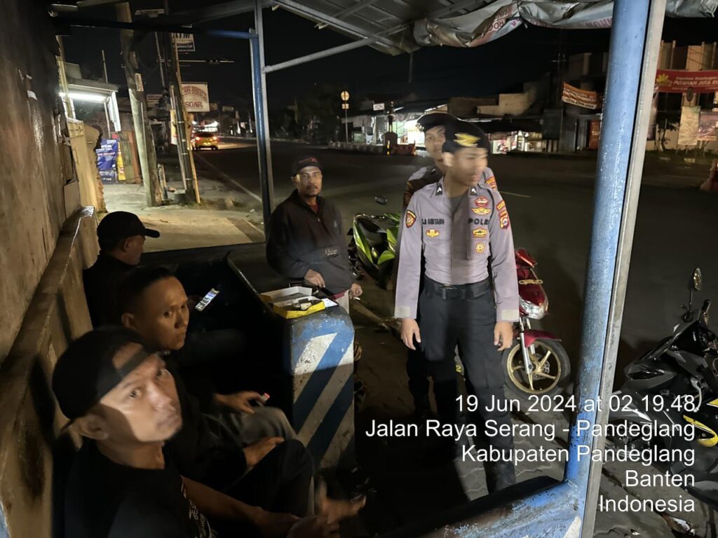 Sat Samapta Polres Pandeglang Sambangi Tukang Ojek di Pertigaan Cigadung untuk Berikan Himbauan Kamtibmas 3 WhatsApp Image 2024 06 19 at 05.59.39
