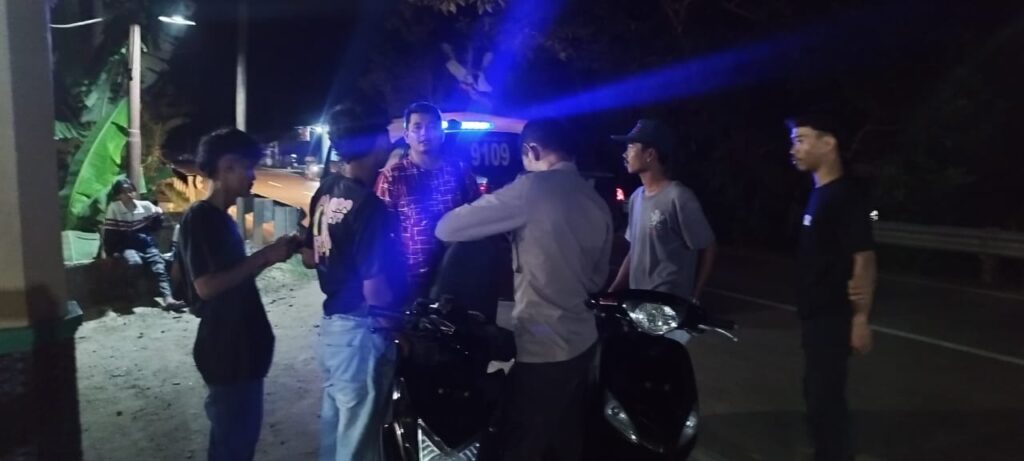 Polsek Bojong Polres Pandeglang Gelar Patroli Malam untuk Antisipasi Aksi Balap Liar 1 WhatsApp Image 2024 06 19 at 08.04.52