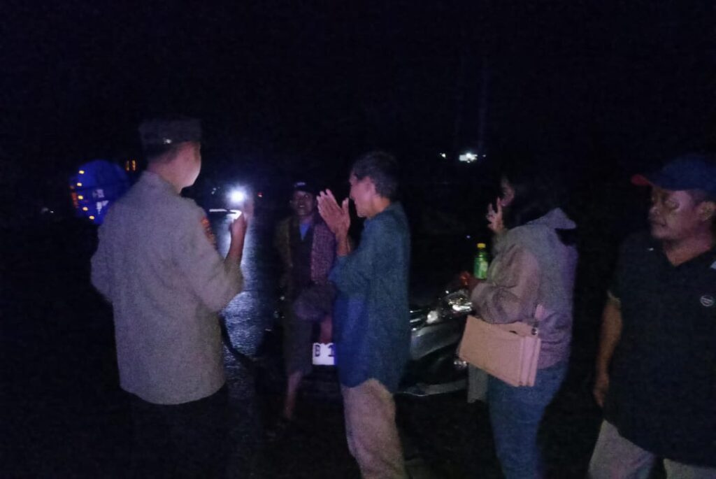 Polsek Bojong Gelar Patroli Malam untuk Cegah Aksi C3 di Wilayah Hukum Polsek Bojong 6 WhatsApp Image 2024 06 20 at 08.49.39