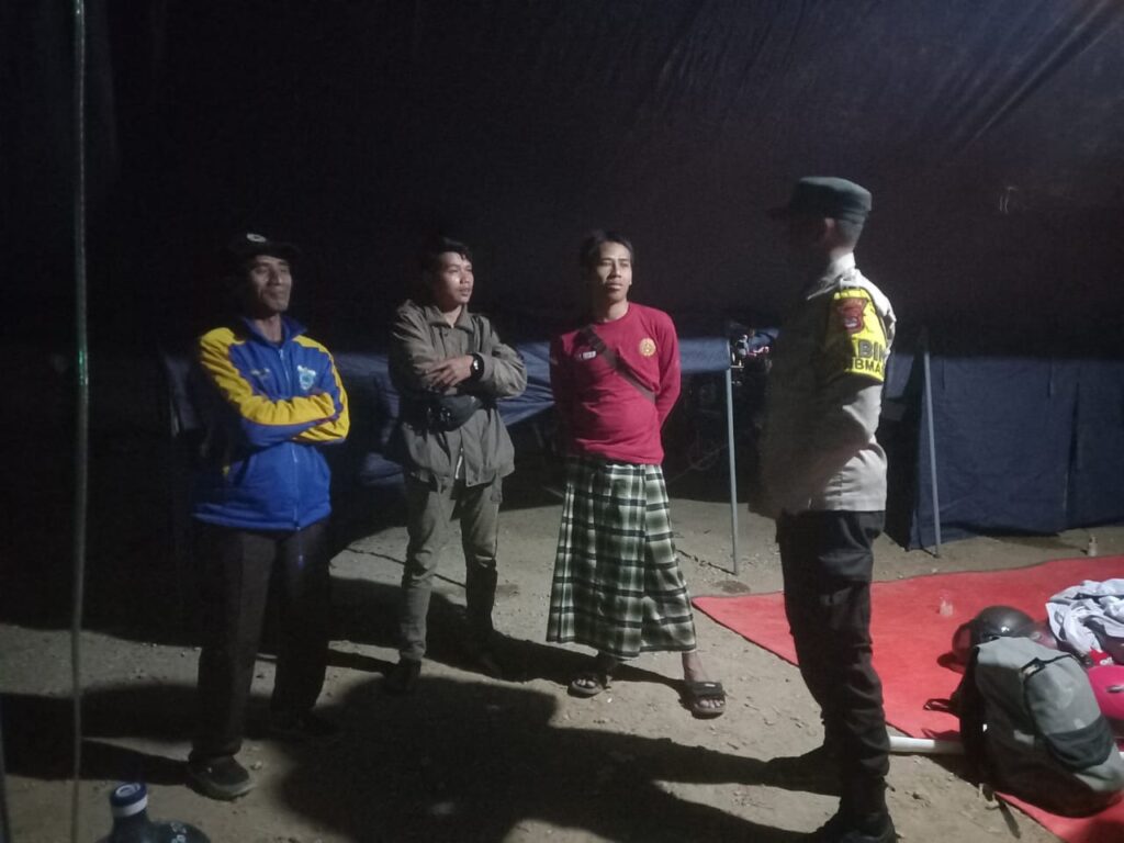 Polsek Carita: Patroli Malam dan Himbauan kepada Bapak-bapak Ronda 10 WhatsApp Image 2024 06 21 at 06.01.53