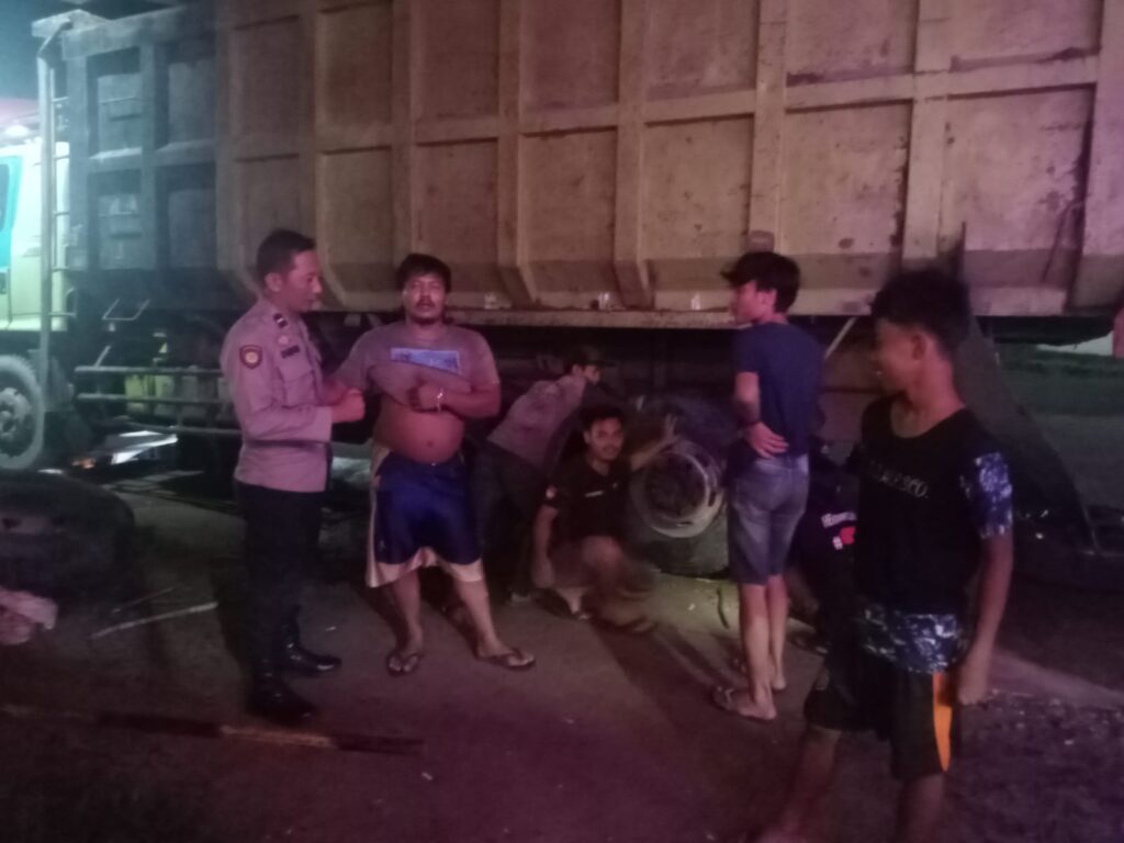 Polsek Saketi Polres Pandeglang Gelar Patroli Malam Dialogis Ciptakan Kondusifitas 9 WhatsApp Image 2024 06 21 at 09.06.43