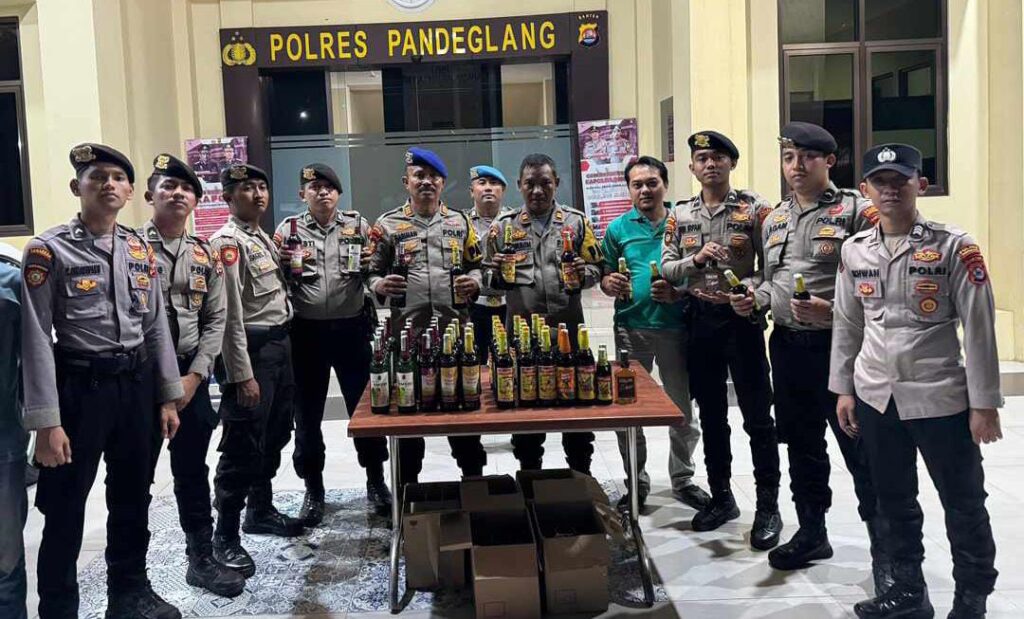Sat Samapta Polres Pandeglang Amankan Puluhan Botol Miras dalam Operasi Pekat 2 WhatsApp Image 2024 06 22 at 03.18.13